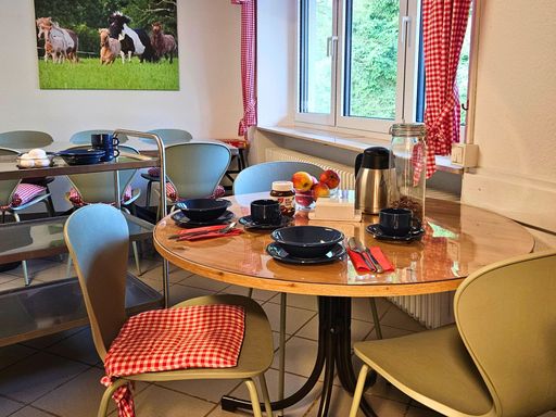Gedeckter Tisch im Aufenthaltsraum des Ferienhauses am Gestüt Nahetal