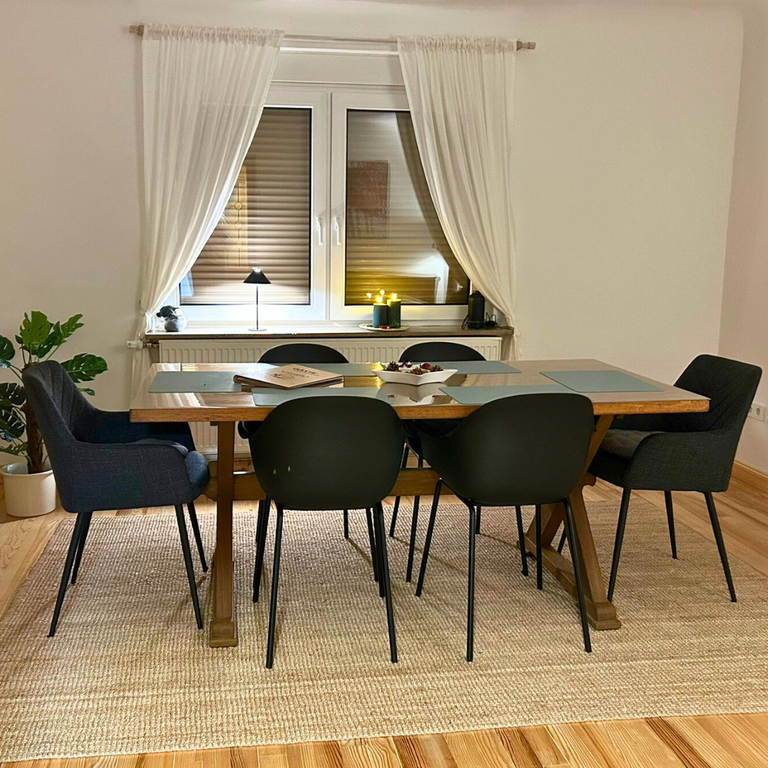 Eichentisch in der Ferienwohnung, perfekt für Spiele, Arbeit oder gemeinsame Mahlzeiten