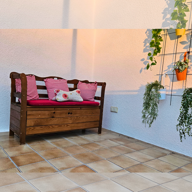 Lieblingsplatz auf dem Balkon der Ferienwohnung Hanfdell am Schwarzhof im Saarland mit Sitzbank