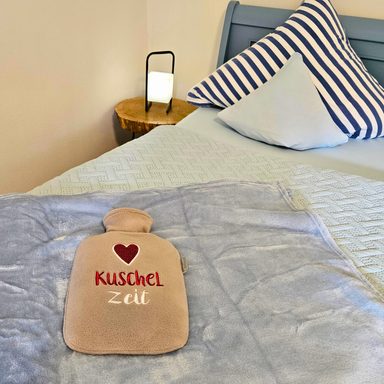 Ferienwohnungen Schwarzhof Bostalsee – Detailaufnahme des Betts in der Fewo Hanfdell mit kuscheligen Zusatzdecken und Wärmflaschen