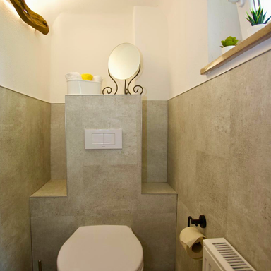 Ferienwohnungen Schwarzhof Bostalsee – Blick in die saubere Gästetoilette im Zwischenstock der Fewo Hanfdell