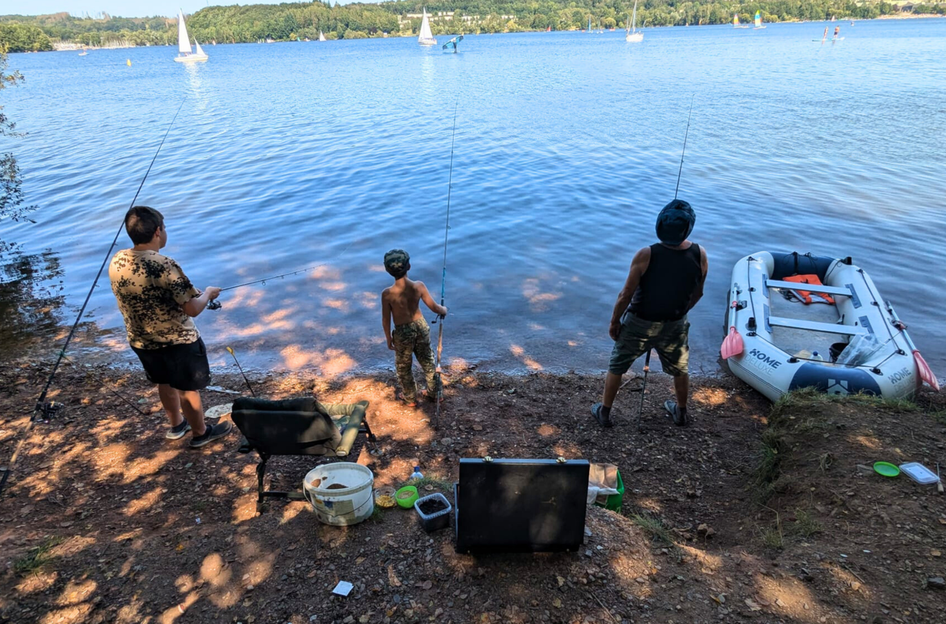 Strandbad am Bostalsee mit Liegewiesen und Besuchern, direkt von den Ferienwohnungen Schwarzhof aus erreichbar – Schwimmen, Surfen, Stand-up