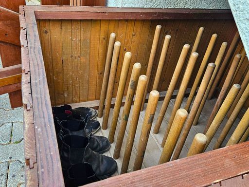 Überdachte Stiefelaufbewahrung unter der Außentreppe am Ferienhaus am Gestüt Nahetal