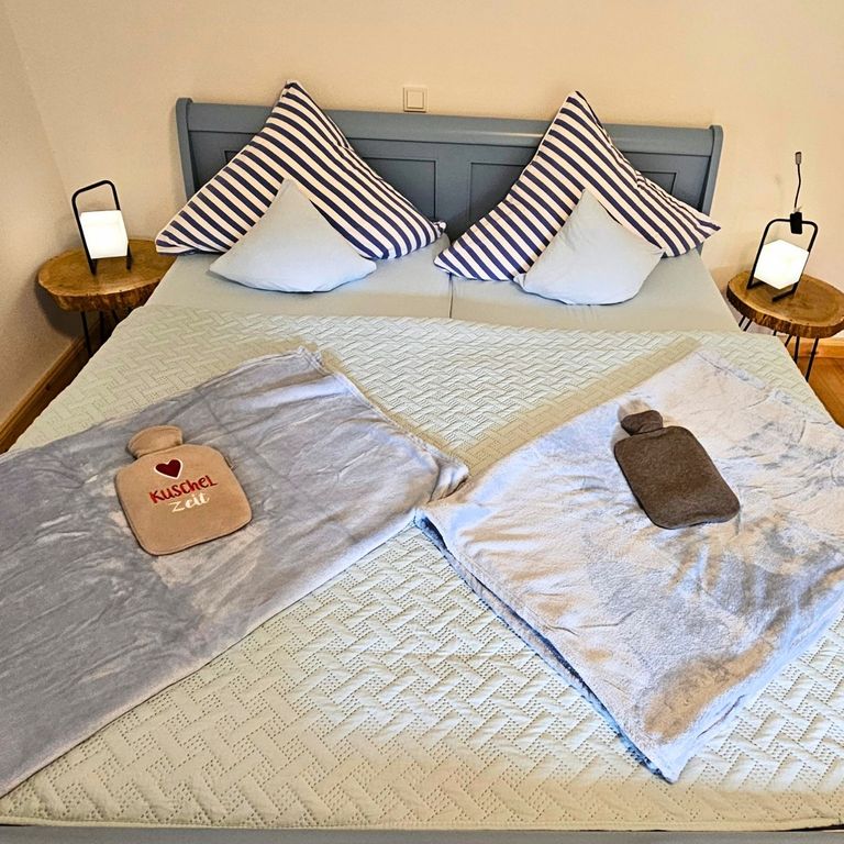 Eichentisch in der Ferienwohnung, perfekt für Spiele, Arbeit oder gemeinsame Mahlzeiten