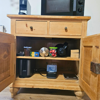 Wohnküche Ferienwohnung Hahnekräh, Detail antikes Vorratsschränkchen, Kaffee- Teevorrat, Küchenutensilien, Mikrowelle & Kaspelmaschine