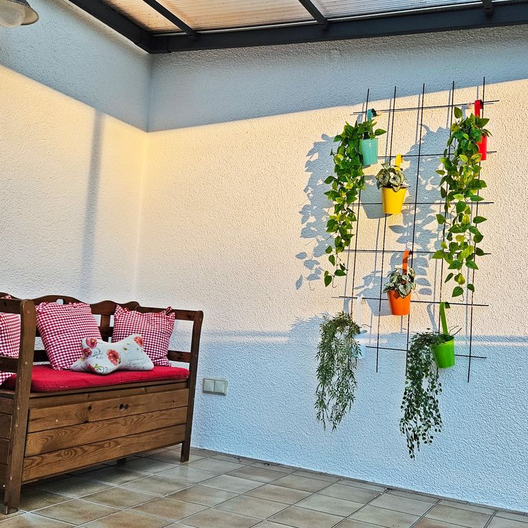 Gemütliche Sitzbank auf dem Balkon der Ferienwohnung Hanfdell am Schwarzhof mit Blick ins Grüne – Erholung zu fairen Preisen am Bostalsee.