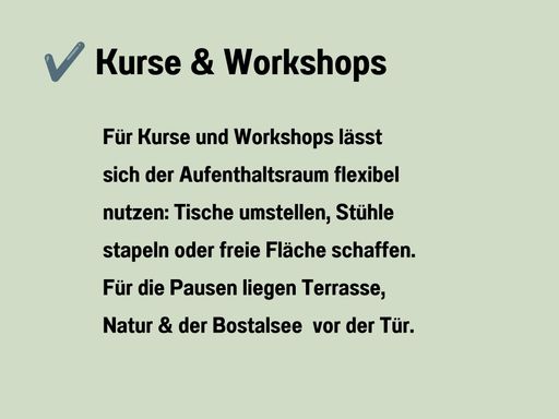 Infotafel „Kurse & Workshops“  zur flexiblen Nutzung des Aufenthaltsraums im Ferienhaus