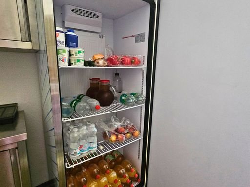 Großer gefüllter Kühlschrank in der Küche des Ferienhauses am Gestüt Nahetal
