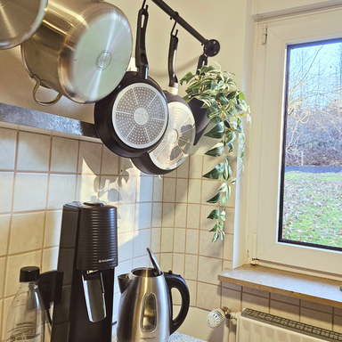 Küchendetail Ferienwohnung Schwarzhof Hanfdell  Bostalsee mit Kochtöpfen, Sodastream und Wasserkocher – kleine Alltagsfreuden mit Herz