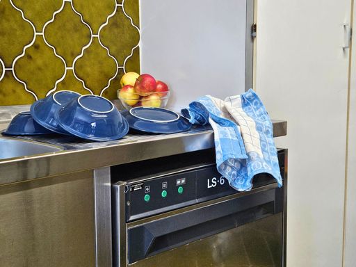 Gastrospülmaschine mit Geschirr in der Küche des Ferienhauses am Gestüt Nahetal