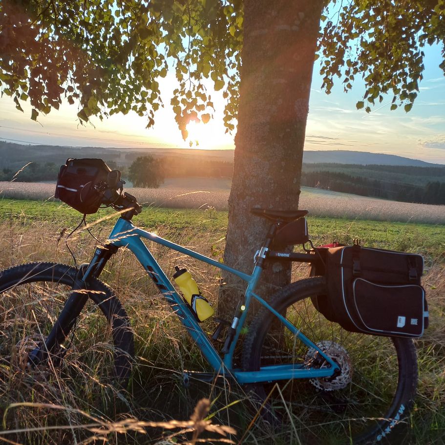 Radfahren auf dem Radweg St. Wendeler Land in der Nähe der Ferienwohnungen Schwarzhof am Bostalsee.