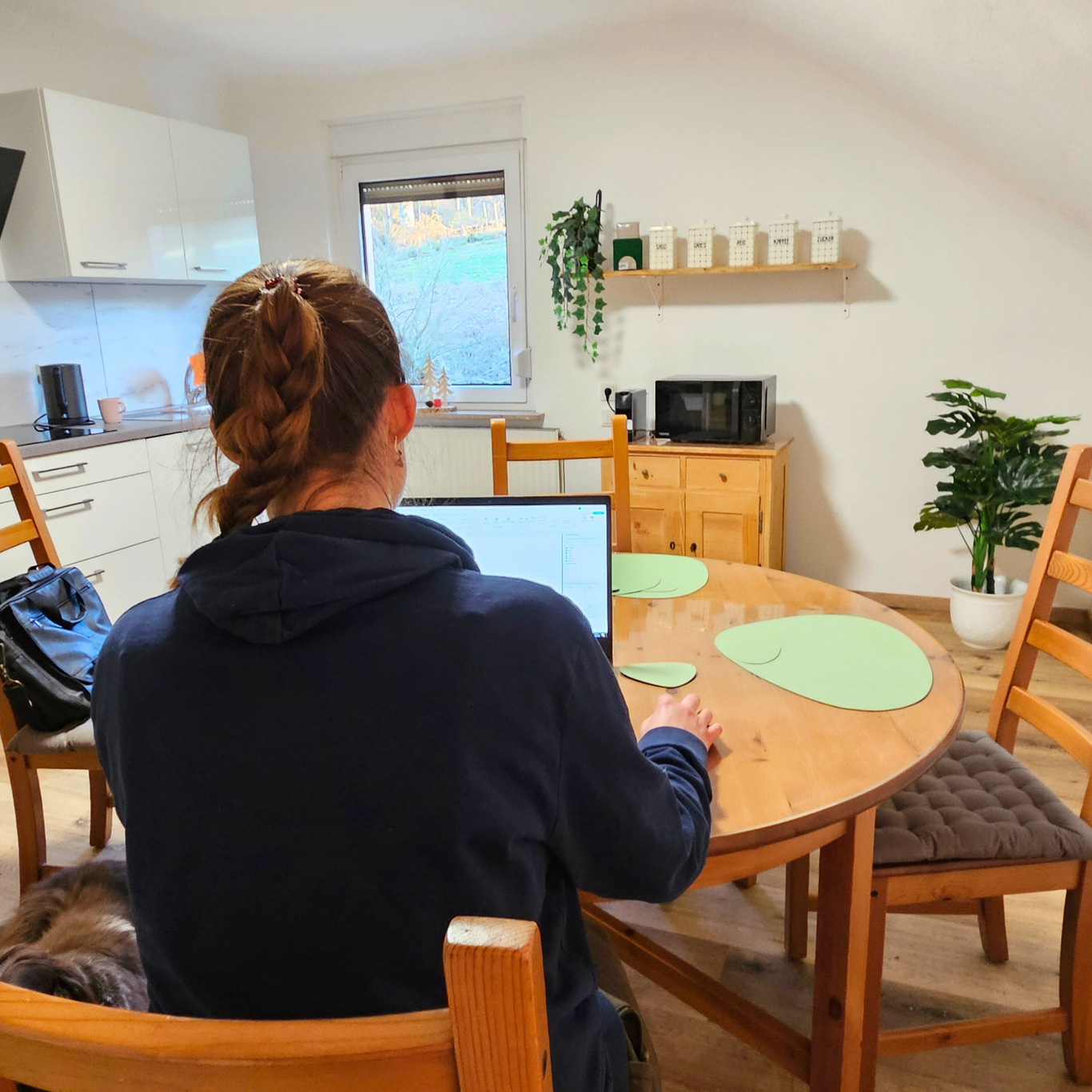 Großer Tisch mit viel Arbeitsfläche in der Ferienwohnung Hahnekräh am Bostalsee