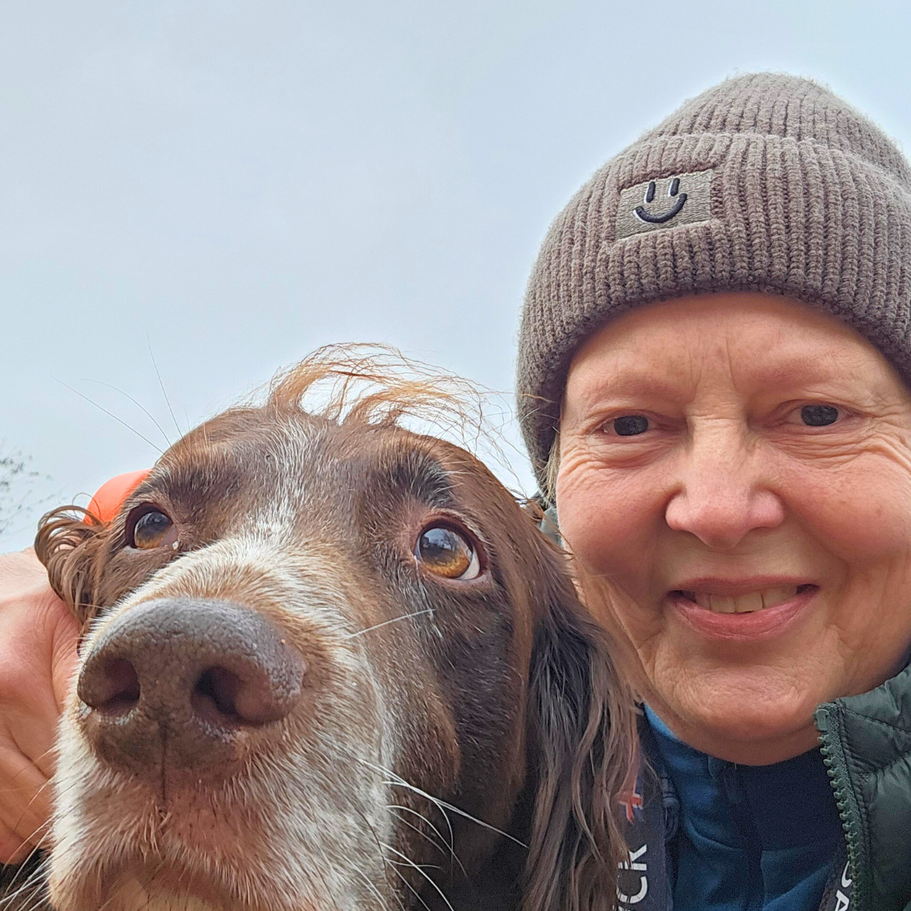 Suzanne – deine Ansprechpartnerin vor Ort für die Ferienwohnungen Schwarzhof Hanfdell & Hahnekräh mit Yumi 