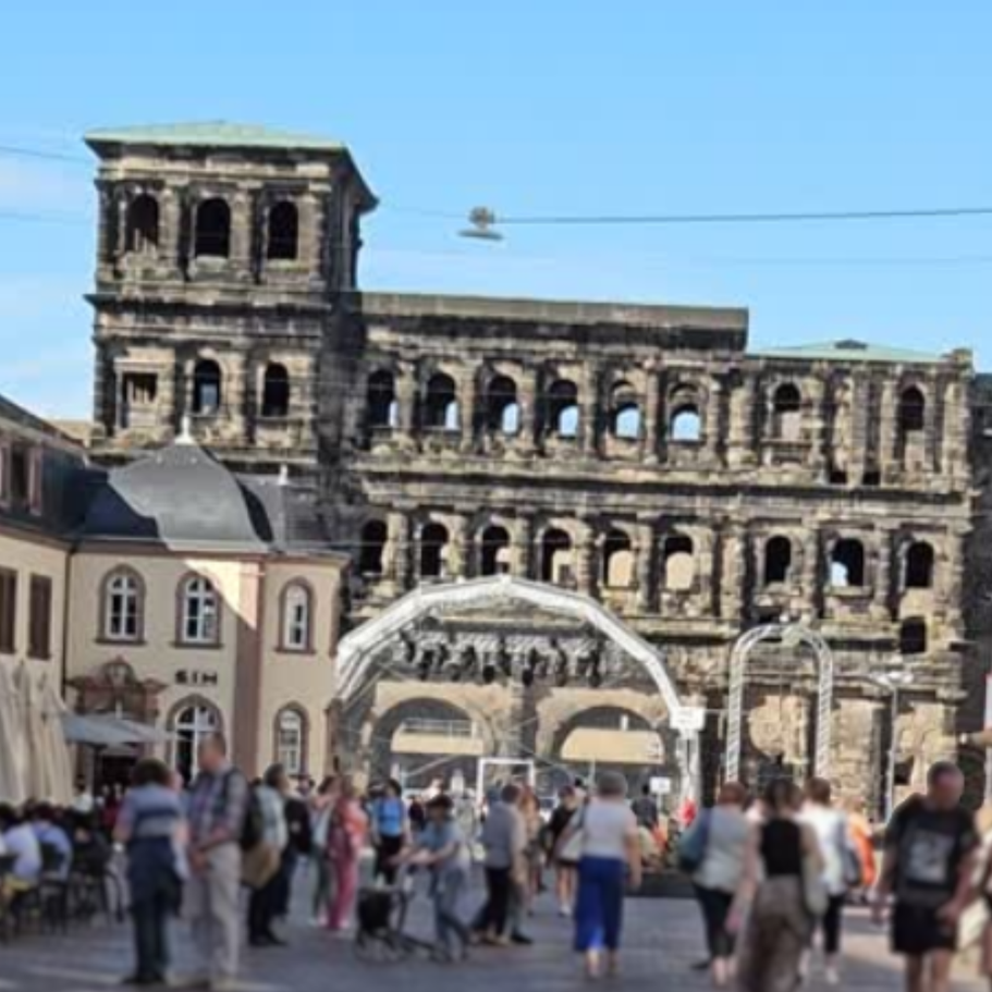 Blick auf die Porta Nigra in Trier, ein Highlight für Halbtags- und Tagesausflüge rund um den Bostalsee