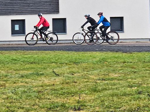 Drei Radfahrer unterwegs am Ferienhaus am Gestüt Nahetal nahe dem Bostalsee