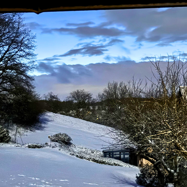 Winterstille auf dem Balkon der Ferienwohnung Schwarzhof Hanfdell im Saarland – ein klarer, frostiger Ausblick in ruhiger Umgebung.