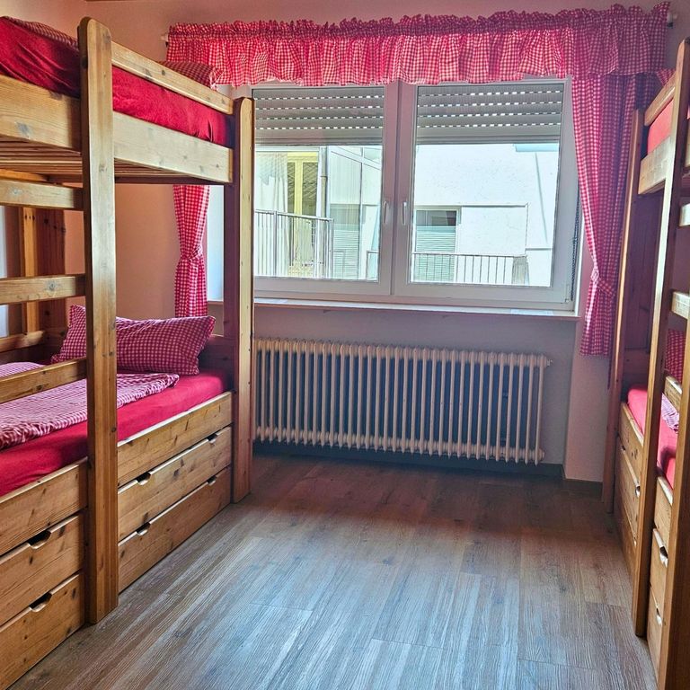 Eichentisch in der Ferienwohnung, perfekt für Spiele, Arbeit oder gemeinsame Mahlzeiten