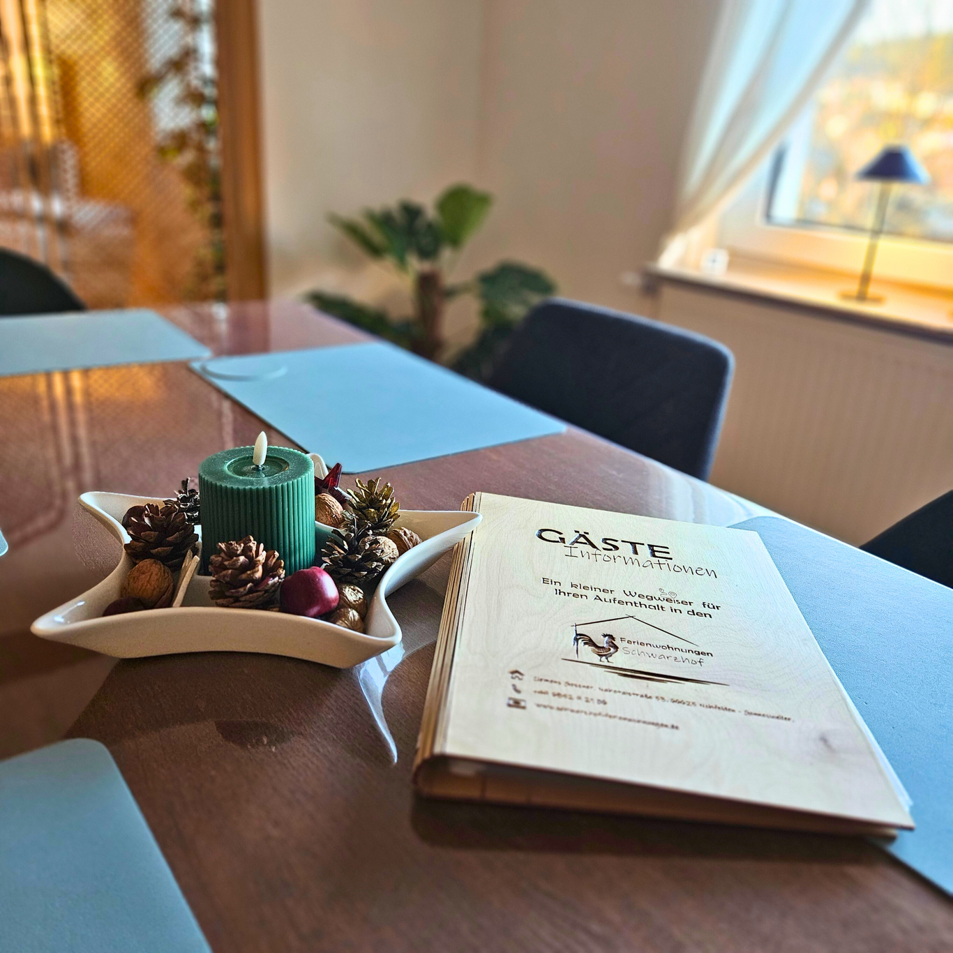 Der Esstisch in der Ferienwohnung Hanfdell als zentraler Ort zum Ankommen und Planen– Gästeinformationen liegen für einen guten Start bereit