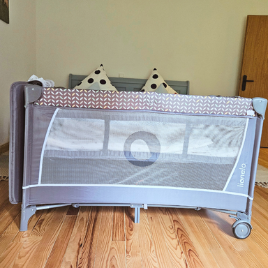 Ferienwohnungen Schwarzhof Bostalsee – gemütliches Babybett im Schlafzimmer der Fewo Hanfdell, kostenlos auf Wunsch verfügbar