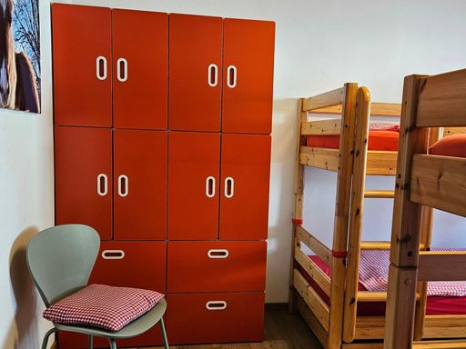 Schlafraum mit Vollholz-Etagenbetten und Schränken im Ferienhaus am Gestüt Nahetal