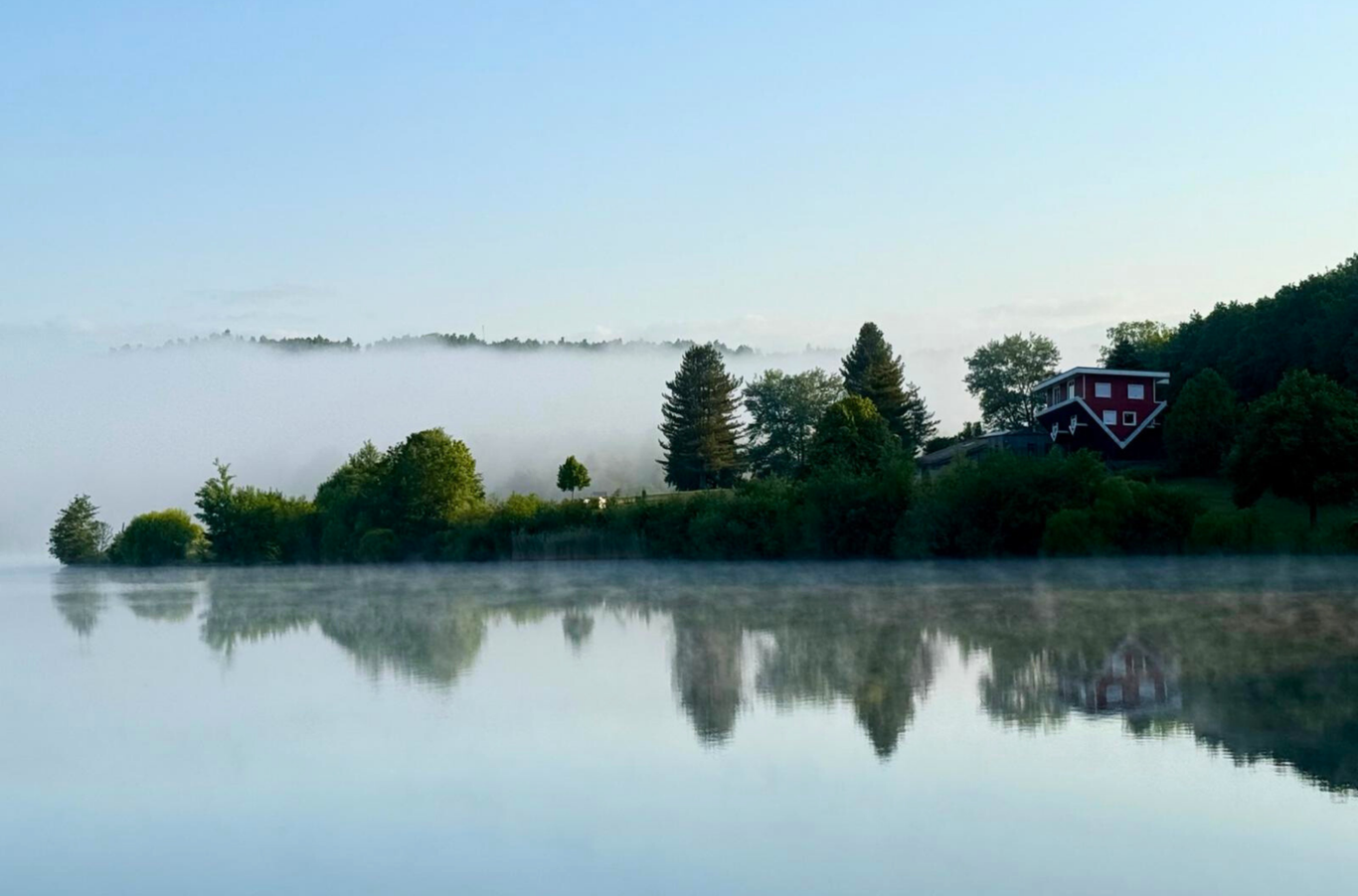 Morgenstimmung am Bostalsee mit dem Haus steht Kopf am rechten Bildrand