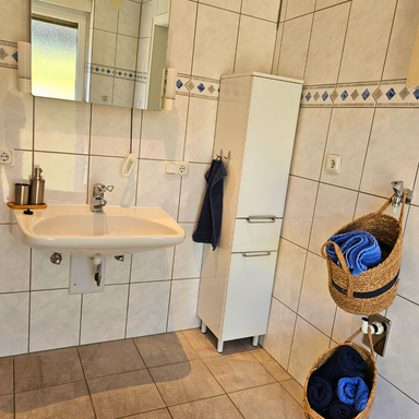 Barrierefreies Tageslichtbad der Fewo Schwarzhof Hanfdell Bostalsee mit unterfahrbarem Waschbecken, Spiegel und Badezimmerschrank