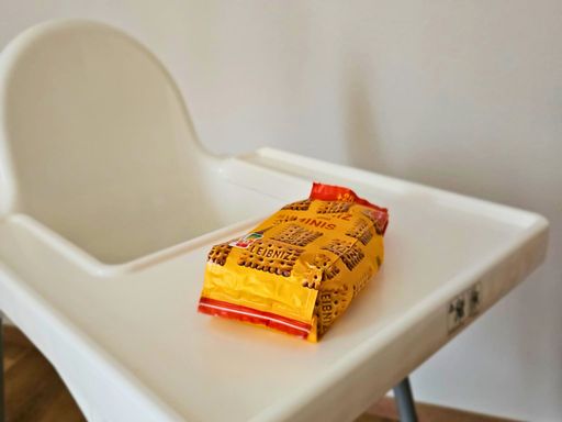 Kinderhochstuhl mit einer Packung Kinderkekse im Ferienhaus am Gestüt Nahetal