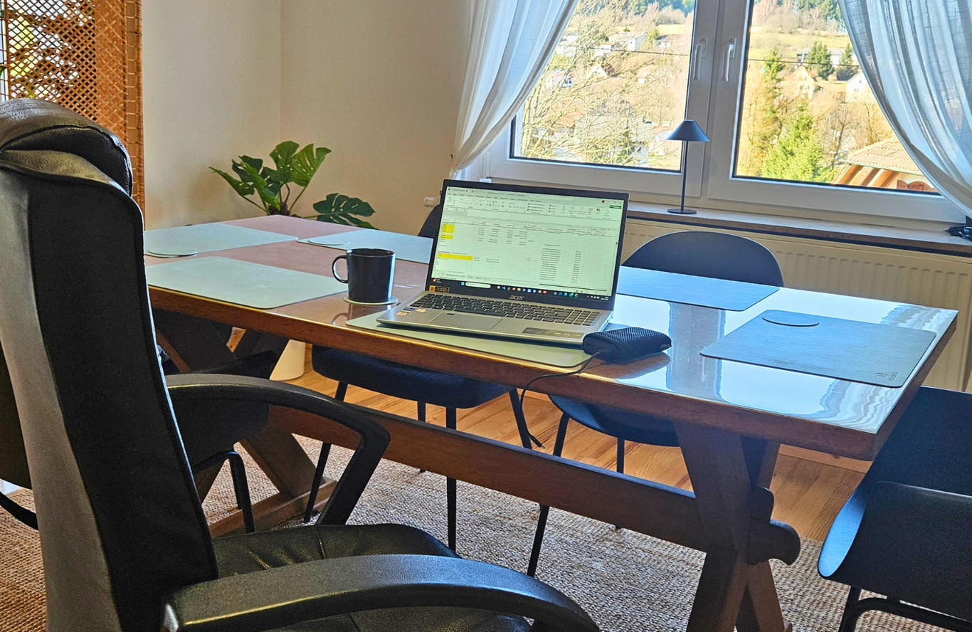 Großer Tisch mit viel Arbeitsfläche in der Ferienwohnung Hahnekräh am Bostalsee