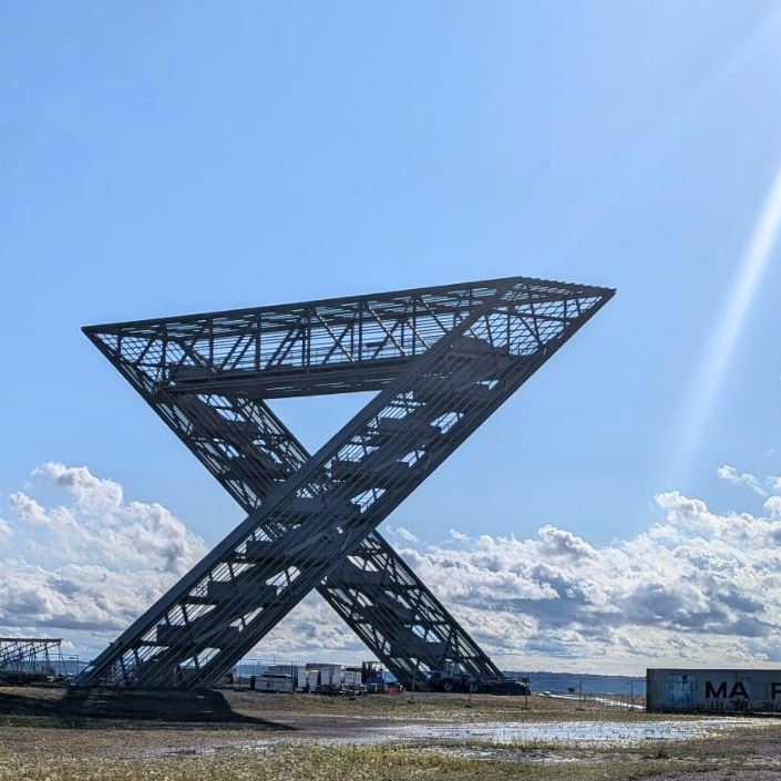 Blick auf das Saarpolygon in Ensdorf, Landmarke und Aussichtspunkt für Halbtags- und Tagesausflüge rund um den Bostalsee